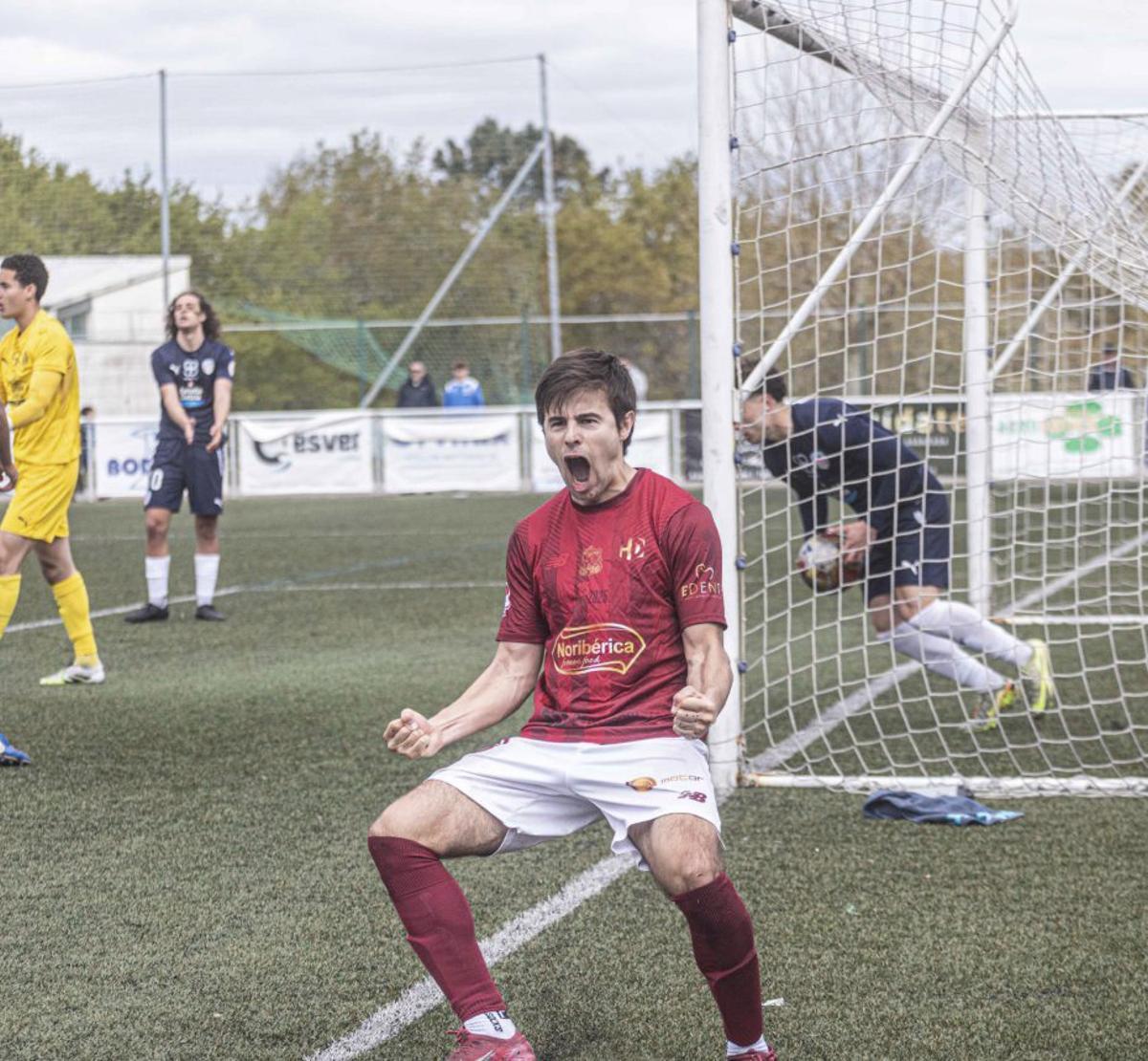 Porrúa celebra el tanto conseguido por Edu frente al Lugo B. | JESÚS FIGUEROA