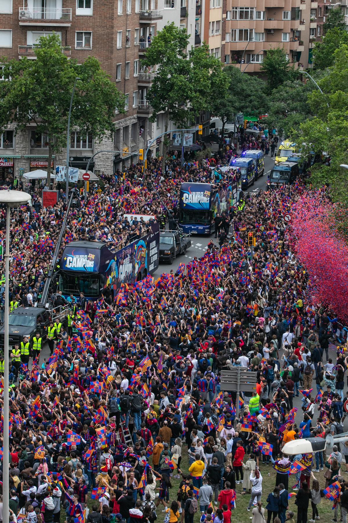 El Barça vuelve a tomar las calles para celebrar la consecución de los títulos masculino y femenino