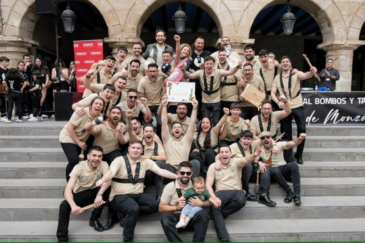 Los integrantes de la banda de tambores de la cofradía Oración de Jesús en el Huerto celebran el premio en la localidad oscense de Monzón.