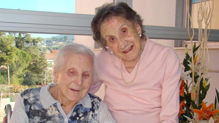Maria Obach, a l'esquerra, amb la seva filla Maria Glòria, a la residència de Castellgalí.