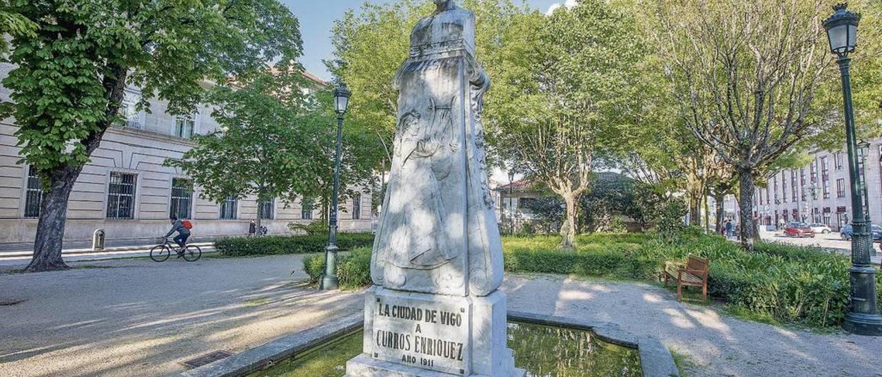 Monumento a M. Curros Enriquez, obra de L. Coullat Valera (1911). // Fotos: Eli Regueira