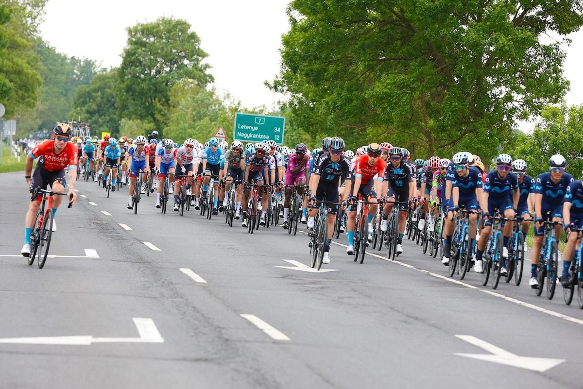 Balatonfured (Hungary), 08/05/2022.- The peloton in action during the third stage of the 105th Giro d’Italia cycling tour, a race over 201km from Kaposvar to Balatonfured, Hungary, 08 May 2022. (Ciclismo, Hungría) EFE/EPA/Gyorgy Varga HUNGARY OUT