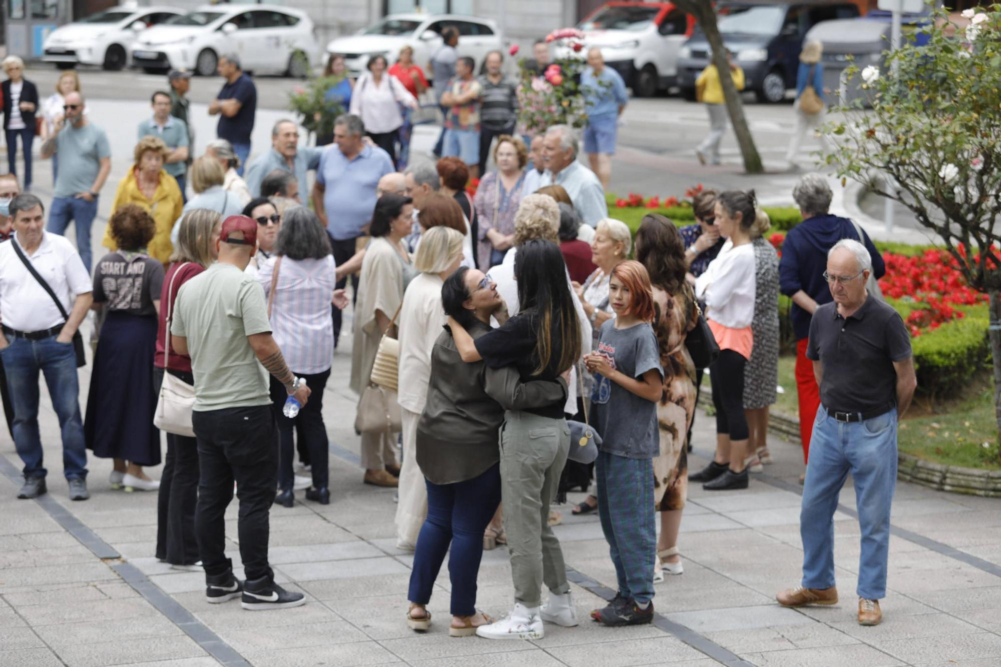 Así fue la despedida y el homenaje de amigos y clientes del Cafetón en Avilés a sus dueños, muertos en León