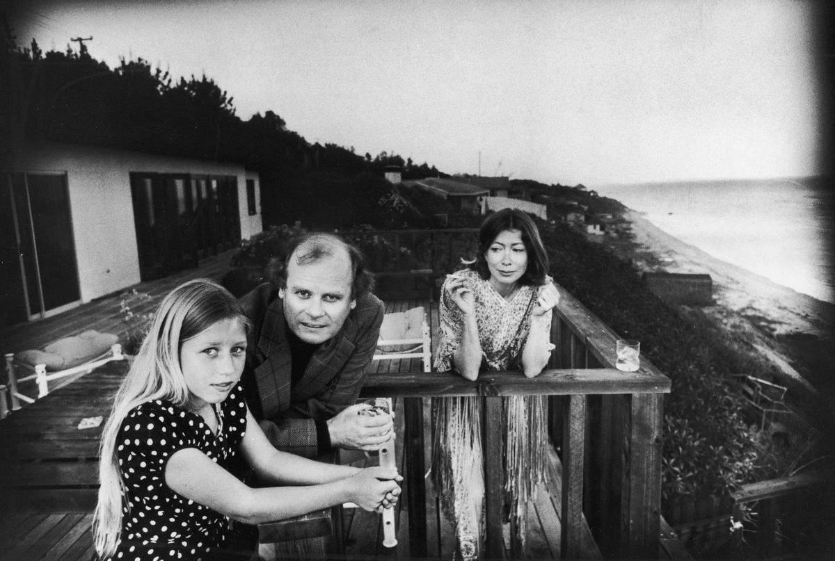 Joan Didion y su marido, John Gregory Dunne, junto con su hija Quintana Roo en una de las casas en las que vivieron en Los Ángeles