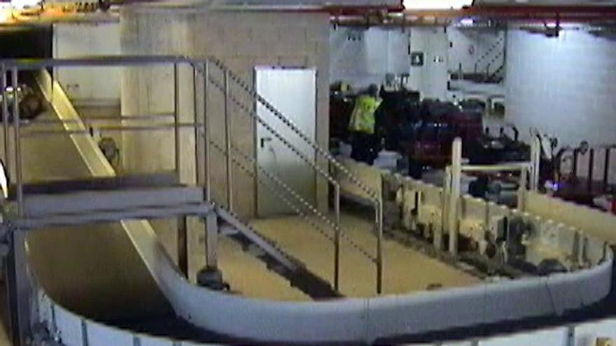 Investigan a cuatro empleados del Aeropuerto Alicante-Elche por robar en maletas