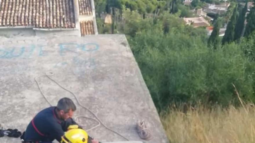 Momento en el que los bomberos bajan al interior del depósito.