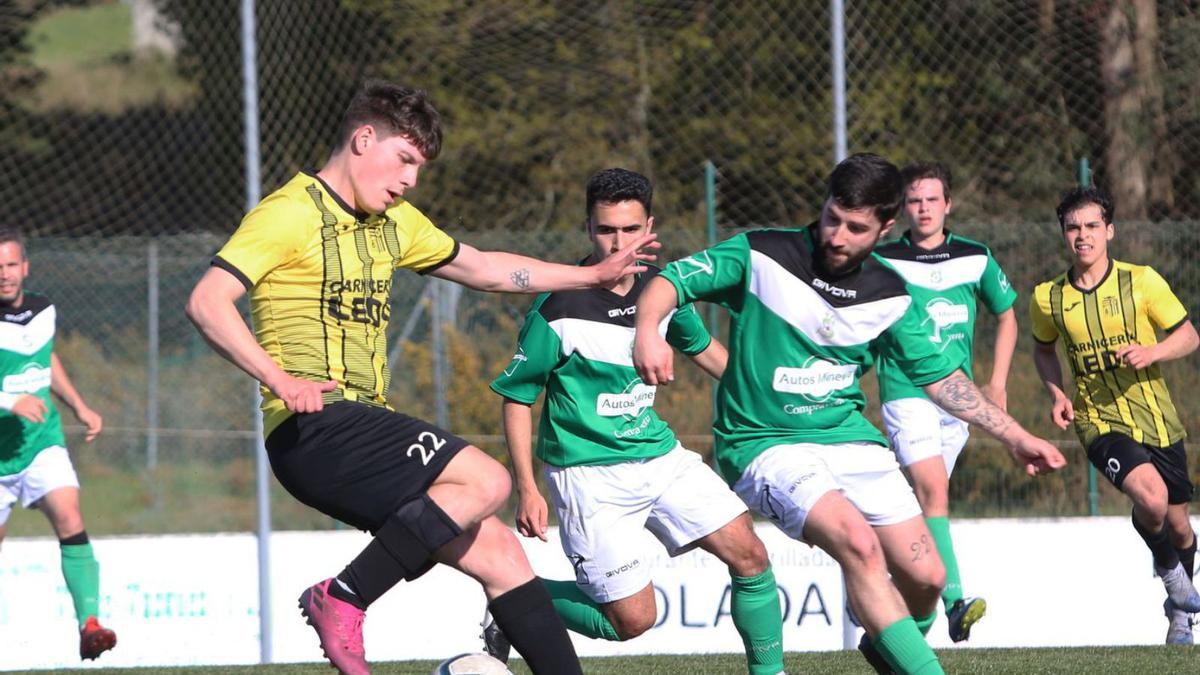 El aurinegro Adrián Iglesias controla un balón, ayer, rodeado de rivales. |  // BERNABÉ/ANA AGRA