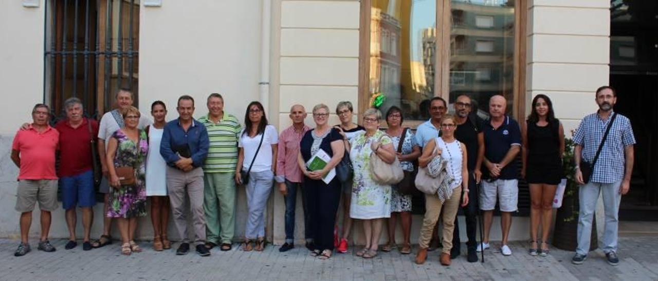 Asistentes a la primera reunión de la asociación, el pasado día 5 en Tavernes de la Valldigna.