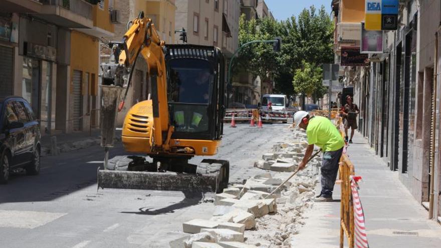 La calle Olegario Domarco Seller, en obras para convertirse en el primer corredor verde del barrio de Carrús. | ANTONIO AMORÓS