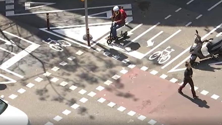 Caos circulatorio en una nueva rotonda para bicicletas en Barcelona