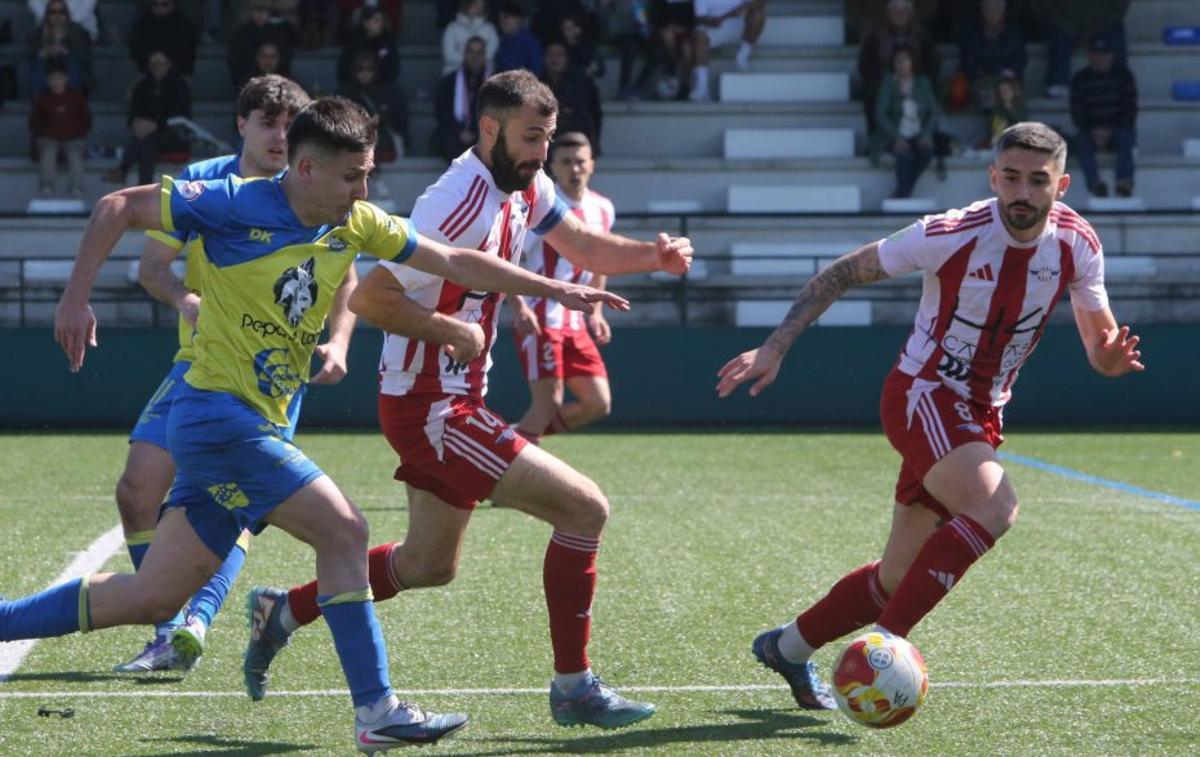 Lance del duelo entre Alondras y Cambados. | SANTOS ÁLVAREZ