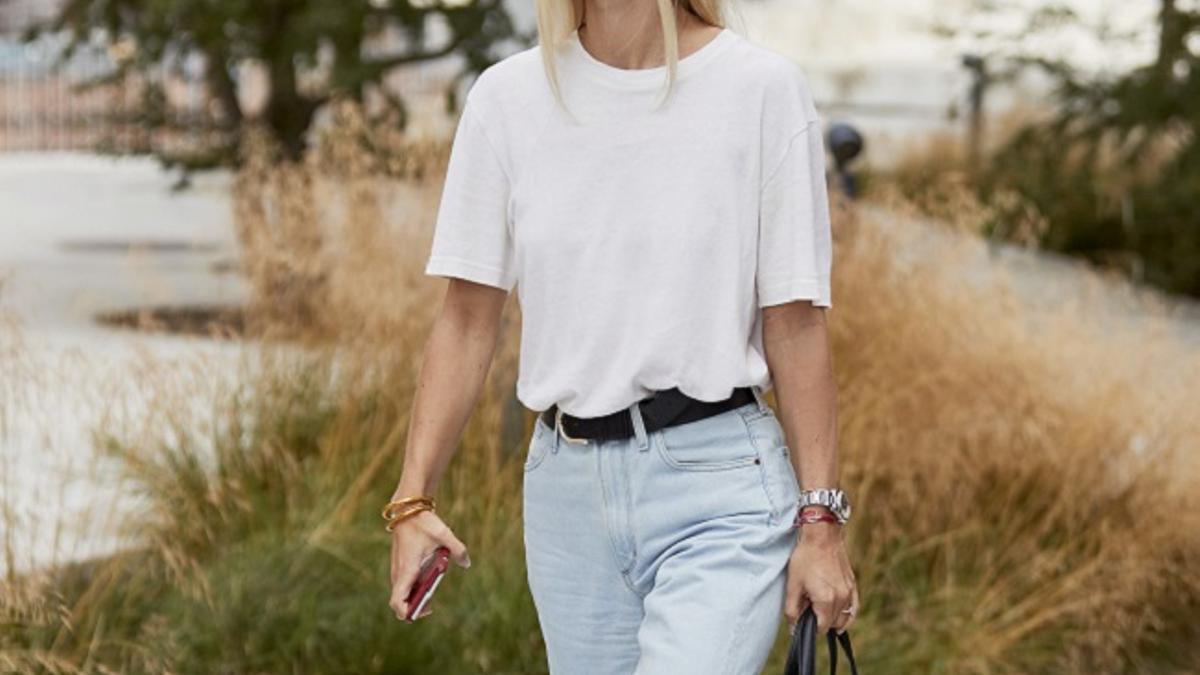 Look con camiseta blanca de algodón y pantalones vaqueros rectos, visto en el 'street style' de Copenhague