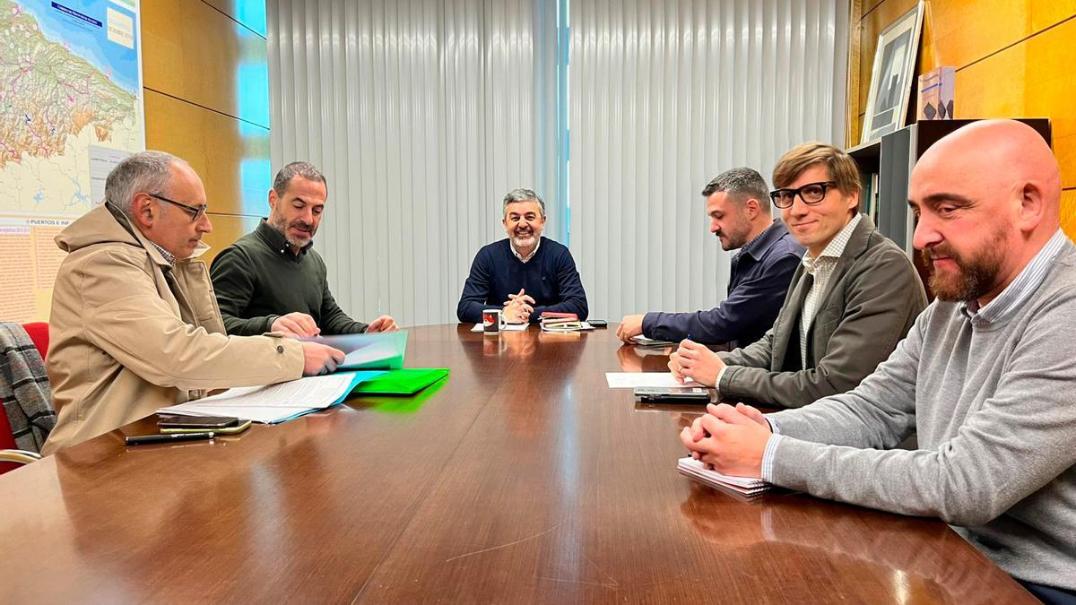 Por la izquierda, el ingeniero municipal Juan Carlos Álvarez; el alcalde, el consejero, el viceconsejero de Infraestructuras y Movilidad Sostenible, Jorge García; el subdirector de Infraestructuras, Julio Polo, y el director de Infraestructuras, Guzman Castro