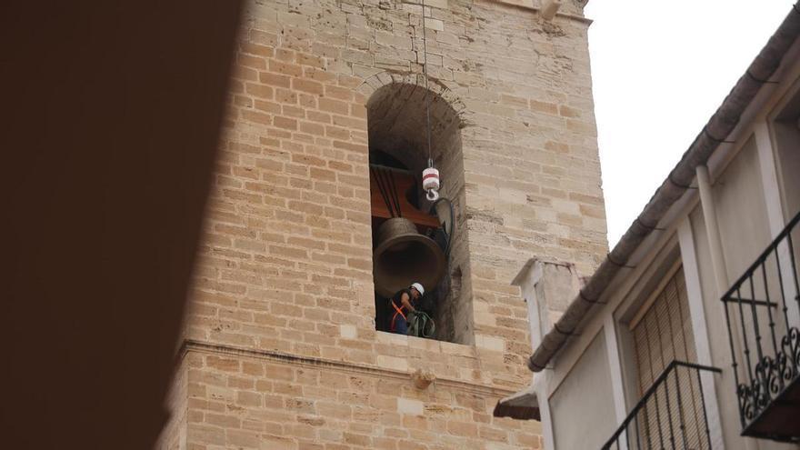 Las campanas de la Catedral de Orihuela regresan a la torre tras año y medio de restauración