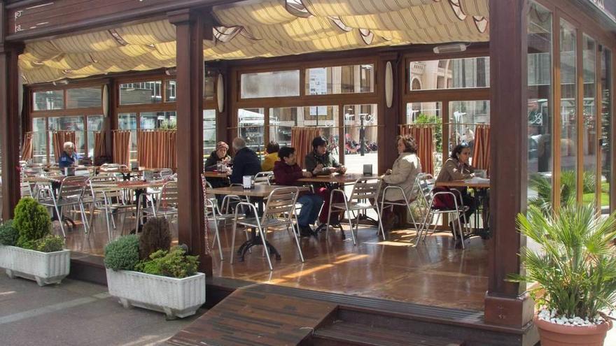 Una de terraza de un establecimiento de Oviedo con estructura fija.