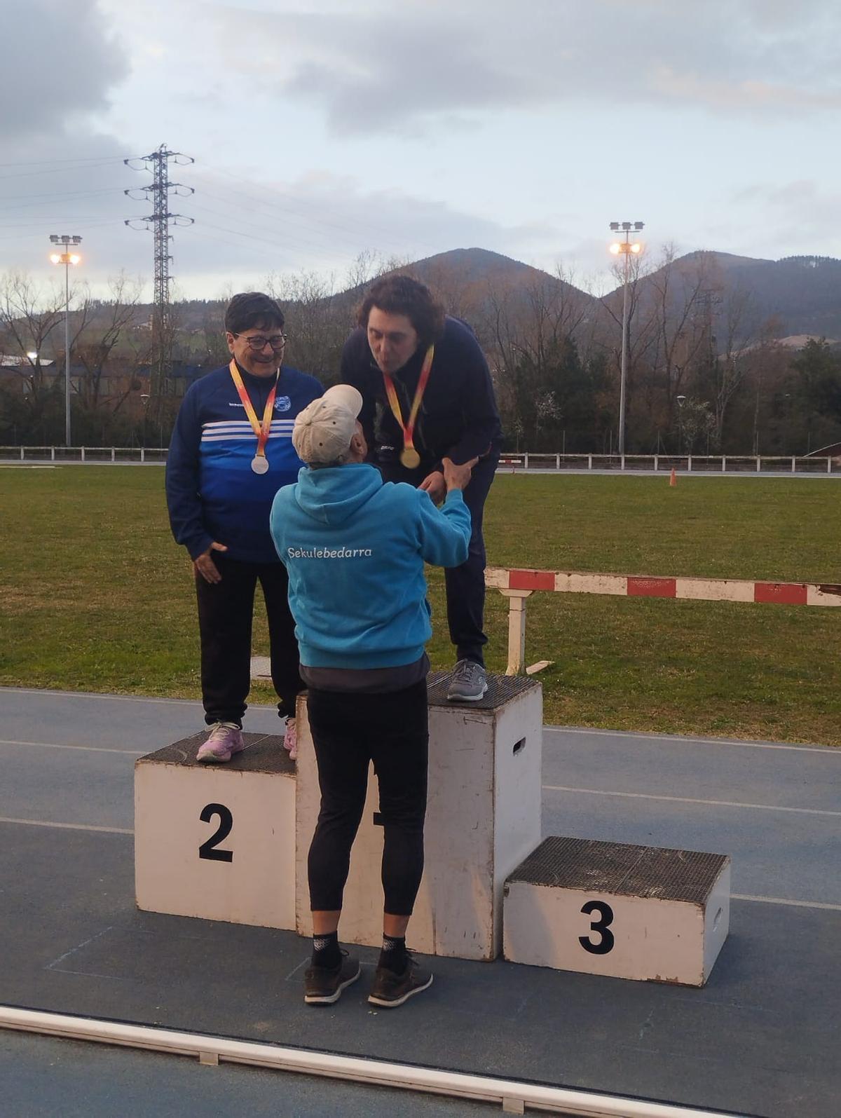 Ana Abuín recibiendo la medalla de oro.