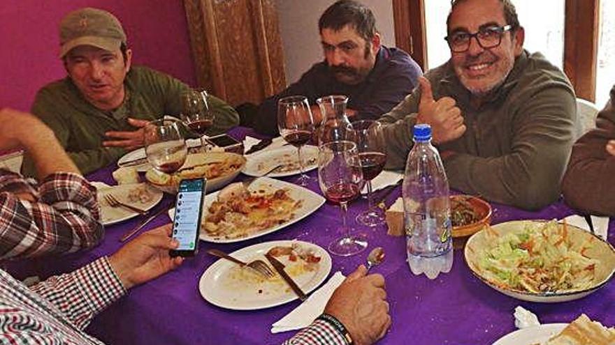 Monteros en la comida organizada tras la jornada de caza en Fermoselle.