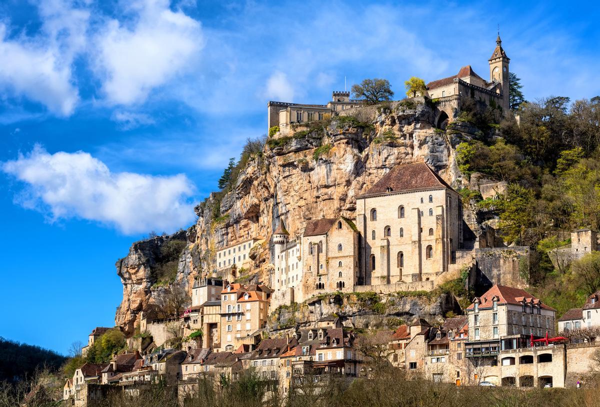 El perfil de Rocamadour enclavado en la pared del acantilado