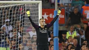 Cillessen celebra el gol del Barça ante el Alavés el día de su debut.