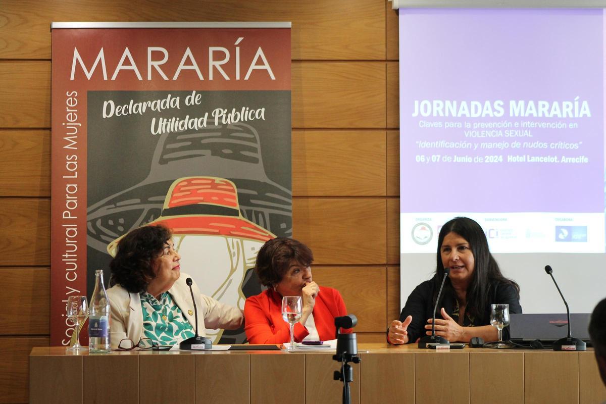Esther Torrado y Soledad Murillo junto a Nieves Rosa (i) en las jornadas de Mararía para tratar y prevenir la violencia sexual.