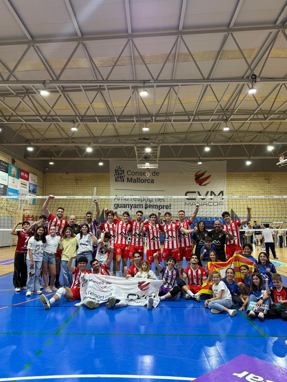 La plantilla y aficionados del ConectaBalear posan tras la victoria.