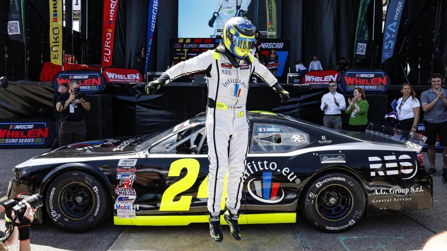 Vittorio Ghirelli junto a su coche tras ganar la carrera