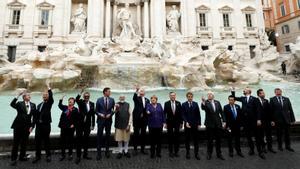 Los líderes estatales del G20 se paran frente a la Fontana de Trevi durante la cumbre del G20 en Roma , Italia, el 31 de octubre de 2021.