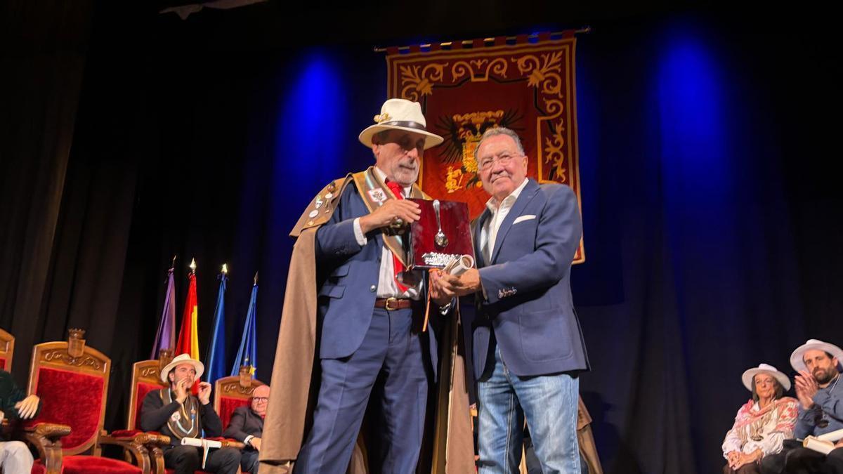 La cofradía de les fabes celebra su gran capítulo en Villaviciosa con un gran reconocimiento a Pedro Morán.