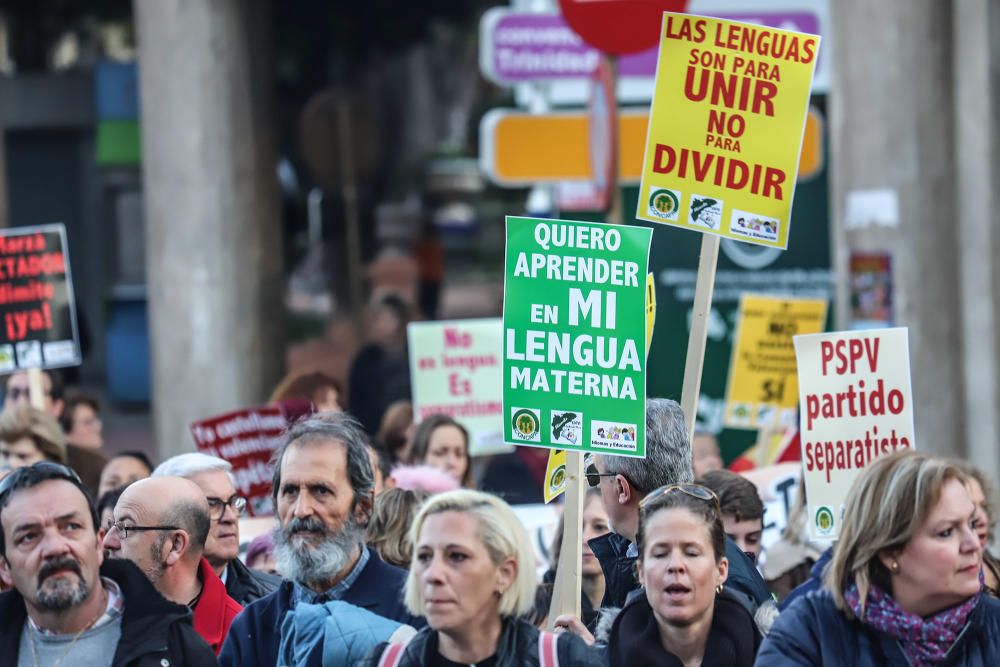 Veinte mil personas reclamaron ayer en las calles de Orihuela la derogación de la ley de Plurilingüismo