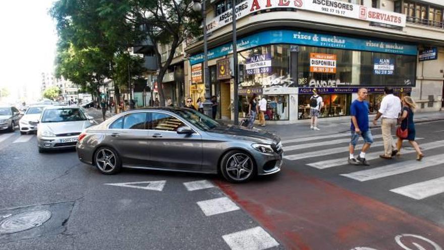 Modifican los semáforos para primar al peatón sobre los coches en València