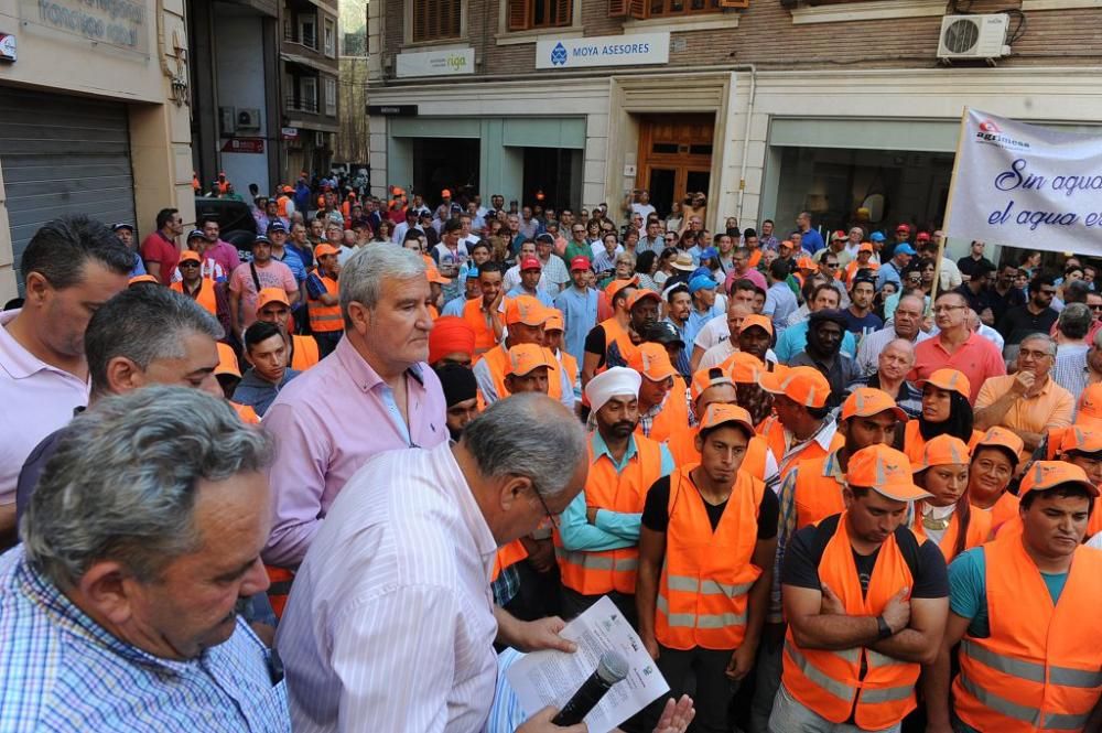 Gran protesta de los agricultores frente a la CHS