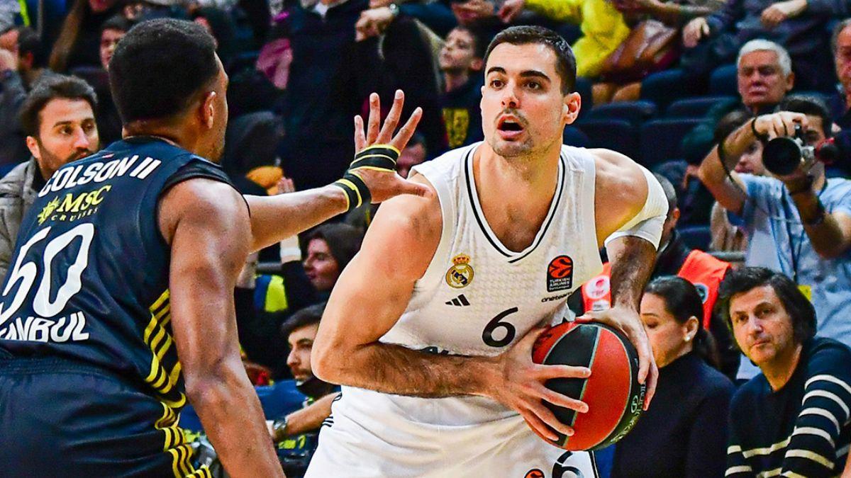 Alberto Abalde, ante Bonzie Colson