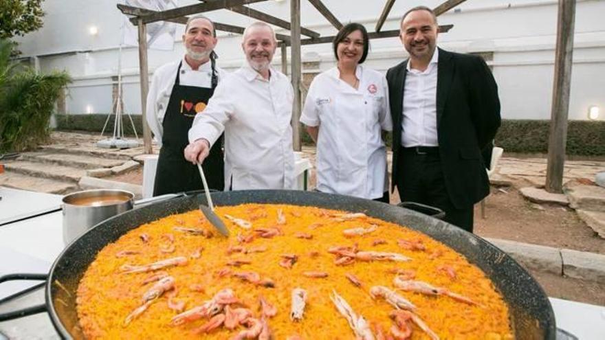 Los cocineros que elaboraron las dos fideuaes para la degustación del acto celebrado en Fomento.