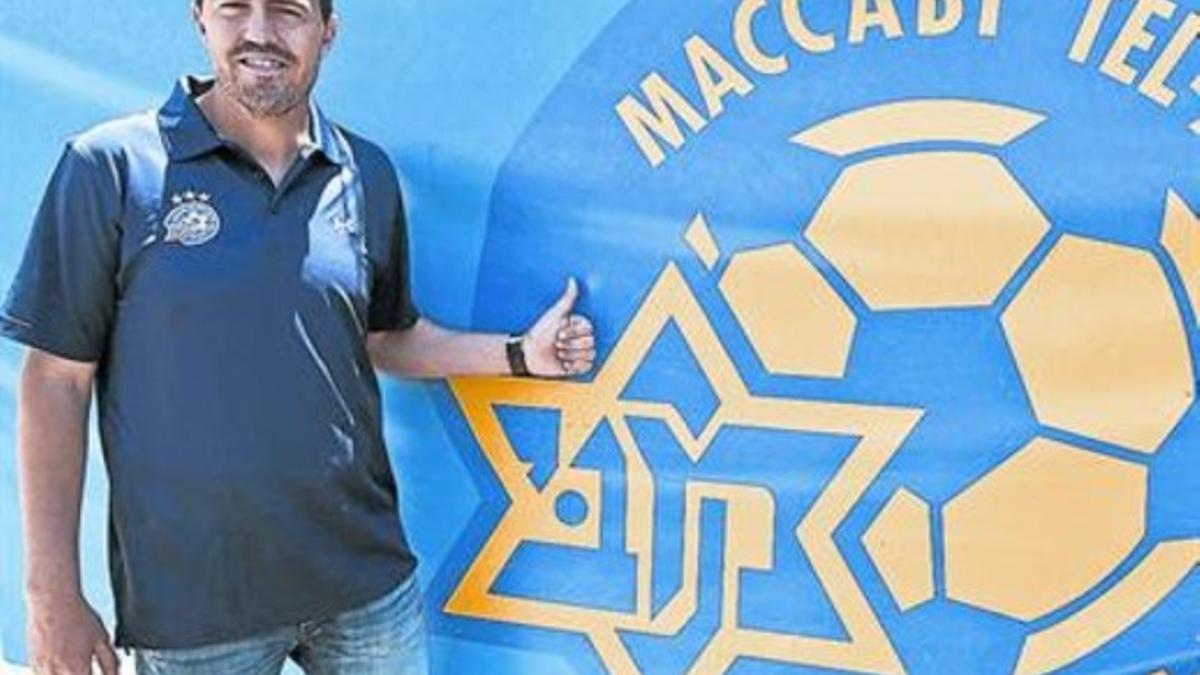 Òscar Garcia posa junto al escudo del Maccabi de Tel Aviv en su primera etapa en el conjunto israelí.