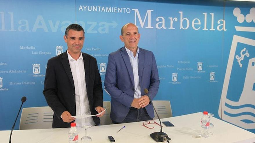 El secretario general del PSOE de Marbella y alcalde, José Bernal, y el presidente de OSP, Manuel Osorio.