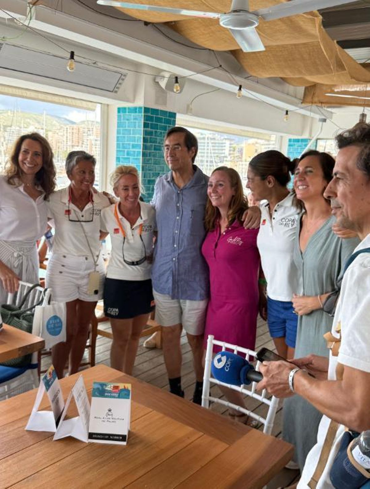 El médico Mario Alonso Puig recibiendo algunos fans en el brunch del Club Náutico