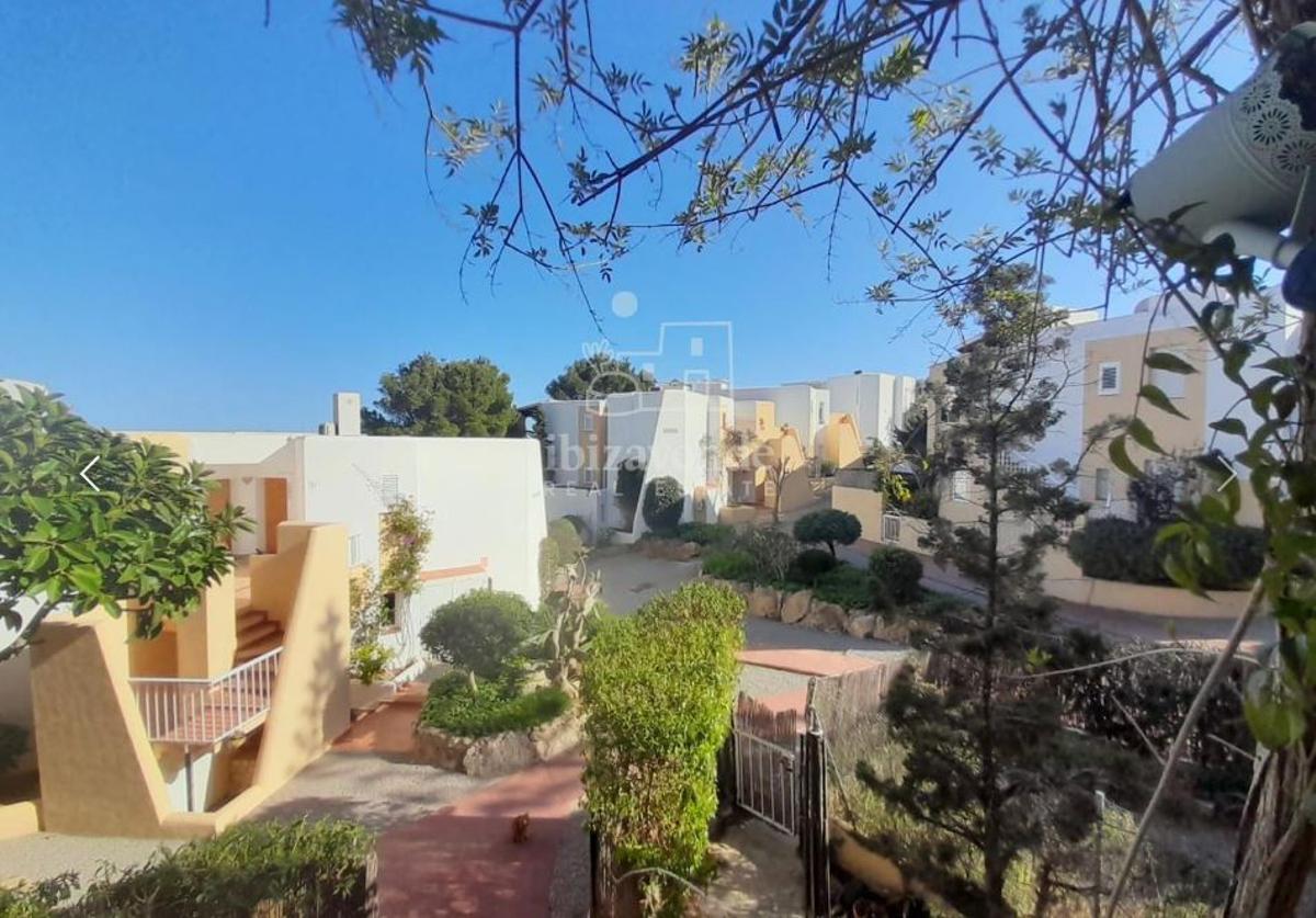 El inmueble  está en una urbanización con zonas verdes