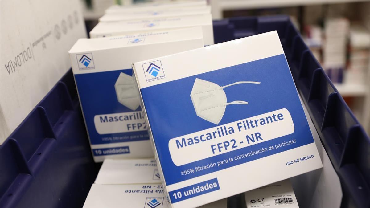 Cajas de mascarillas FFP2 en la farmacia situada en la C Tucan (Carabanchel)  en Madrid (Espana)  a 4 de febrero de 2021  Los mayores de 65 anos de la Comunidad de Madrid pueden recoger a partir de hoy la primera de las dos mascarillas FFP2 que el Gobierno regional va a facilitar gratuitamente a esta poblacion vulnerable ante el Covid-19 en las 2 800 oficinas de farmacia de la region  La segunda mascarilla  estara disponible a partir del 19 de febrero  segun ha informado la Comunidad de Madrid en un comunicado   04 FEBRERO 2021 MASCARILLAS CORONAVIRUS ANCIANOS INFECTADOS CONTAGIOS PROTECCION FFP2  Marta Fernandez Jara   Europa Press  04 02 2021