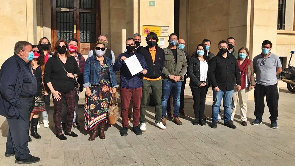 Los representantes del sector de la hostelería y el ocio nocturno ante la subdelegación del Gobierno en Alicante, ayer.