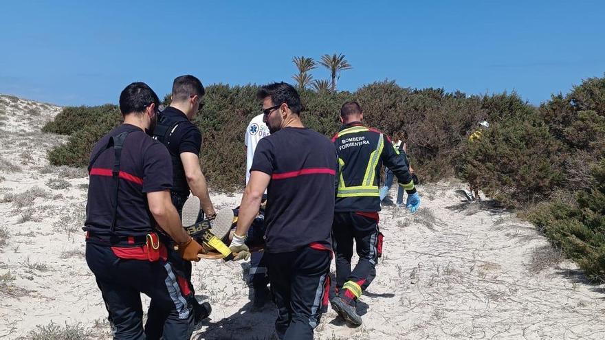 Los bomberos de Formentera rescatan a una mujer con un golpe