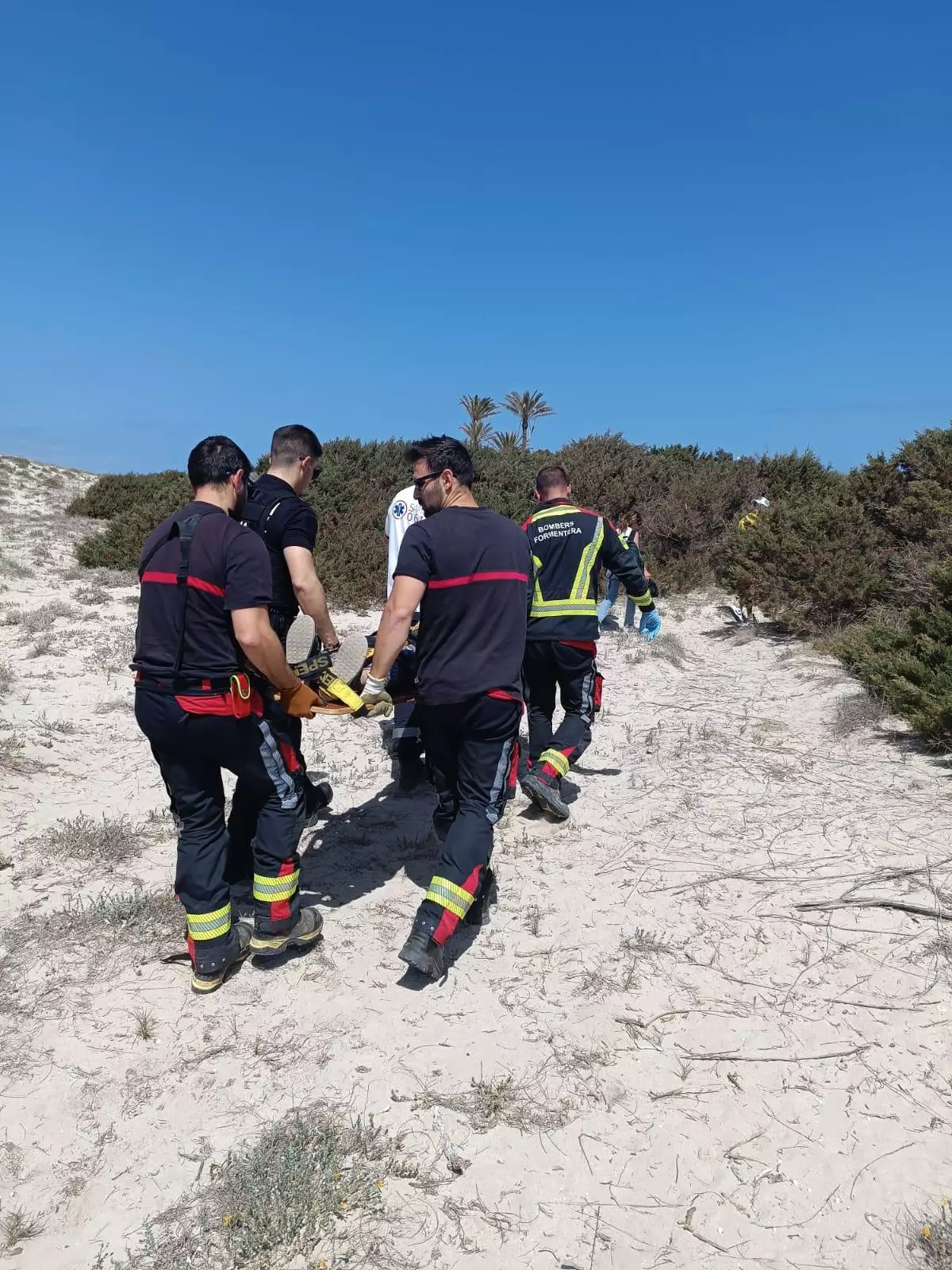 Rescatada una mujer con un golpe en la cabeza tras caerse en una zona rocosa de Formentera