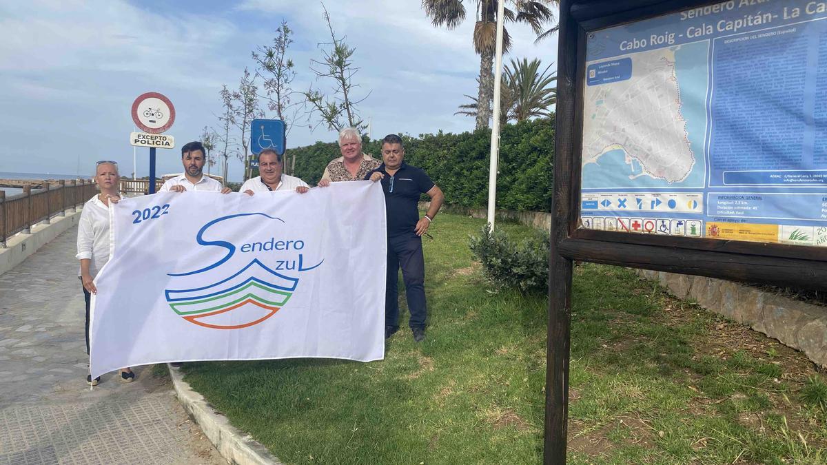 Izado de la bandera del sendero azul de Cabo Roig