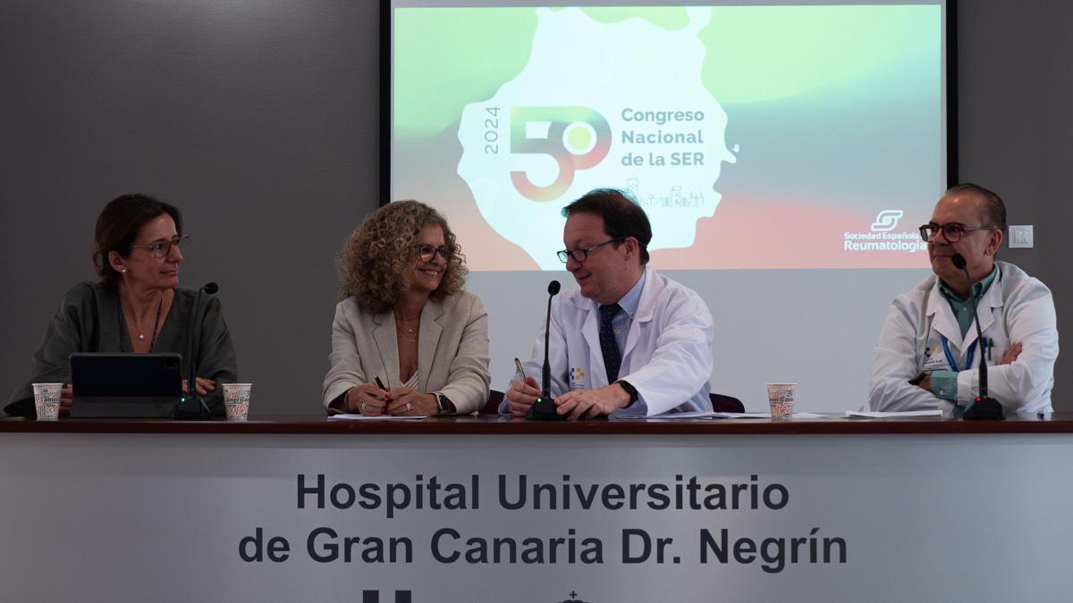 De izquierda a derecha, las doctoras Beatriz González y Sagrario Bustabad, y los doctores Miguel Ángel Ponce y Antonio Naranjo, este martes, durante la presentación del congreso.