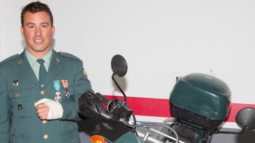 El Guardia Civil Alfonso García junto a las motos del Seprona