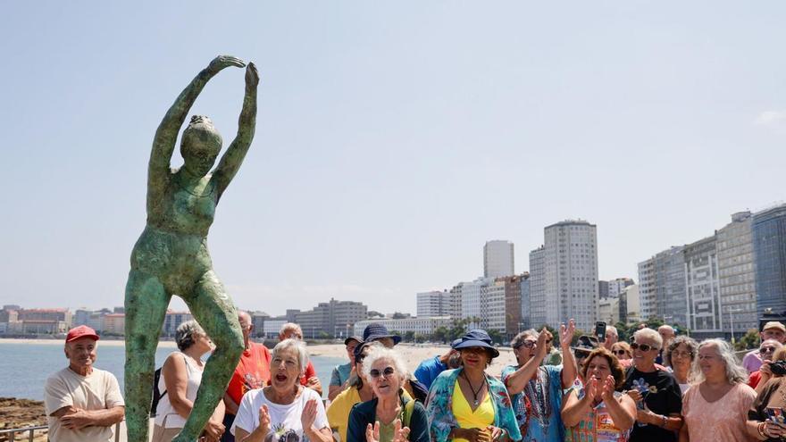 A Coruña rinde homenaje a Os Golfiños, los bañistas de Riazor que nunca faltan a su cita con el mar