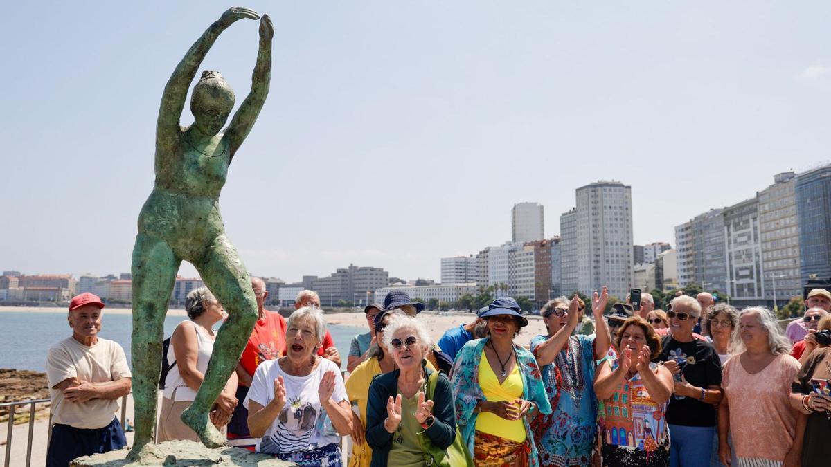A Coruña rinde homenaje a Os Golfiños, los bañistas de Riazor que nunca faltan a su cita con el mar