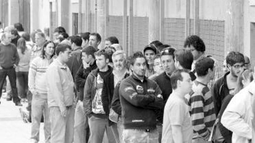 Los aficionados, en la cola en las afueras de El Molinón.