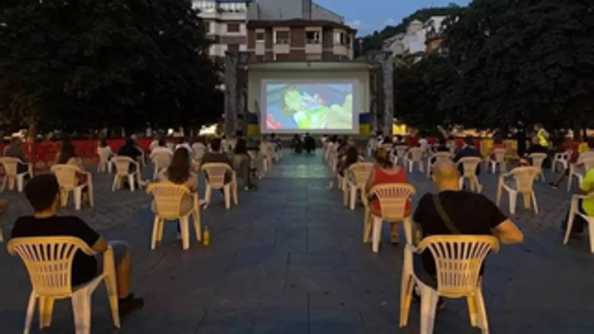 Arte urbano, acrobacias, circo, cine al aire libre (y mucho más): la oferta de ocio estival para niños y jóvenes en Mieres