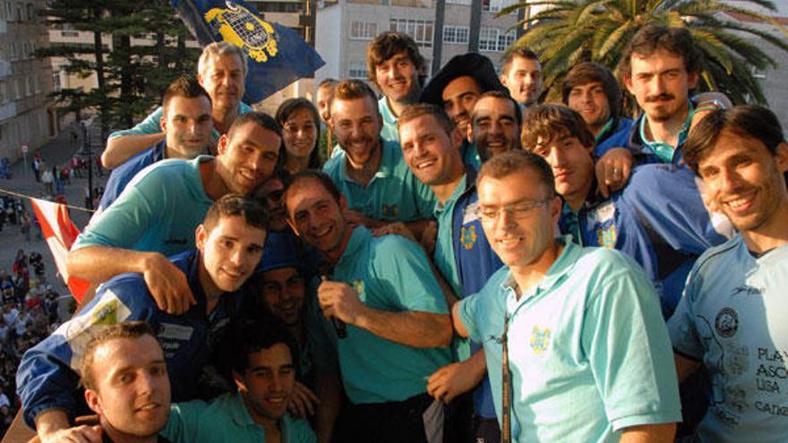 Los jugadores llegaron al centro de Cangas en una carroza con la música del &quot;We are the champions&quot;. // Gonzalo Núñez