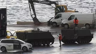 Embarcan en Bilbao los veinte blindados para Ucrania